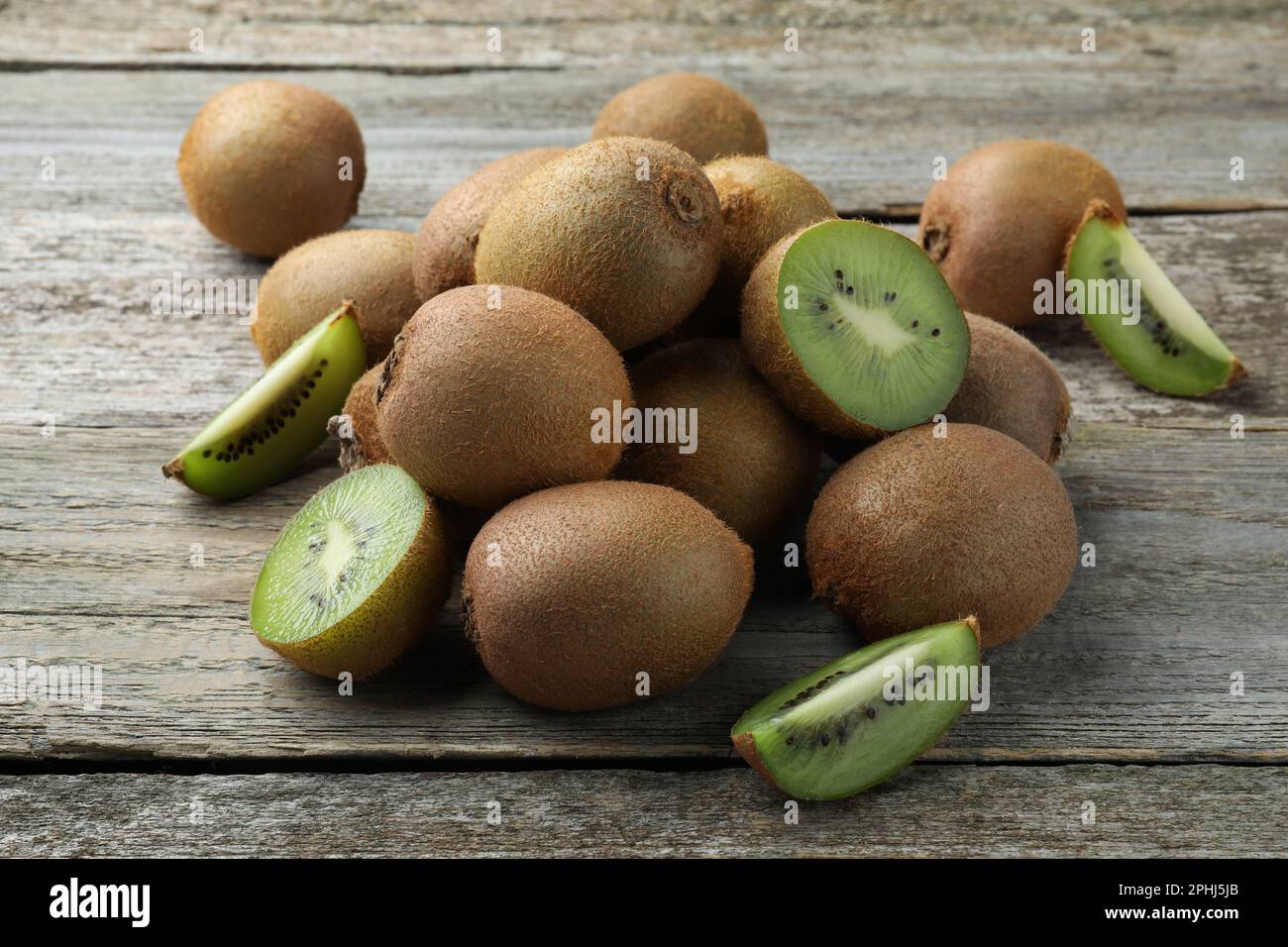 Whole kiwis pile hi-res stock photography and images - Alamy