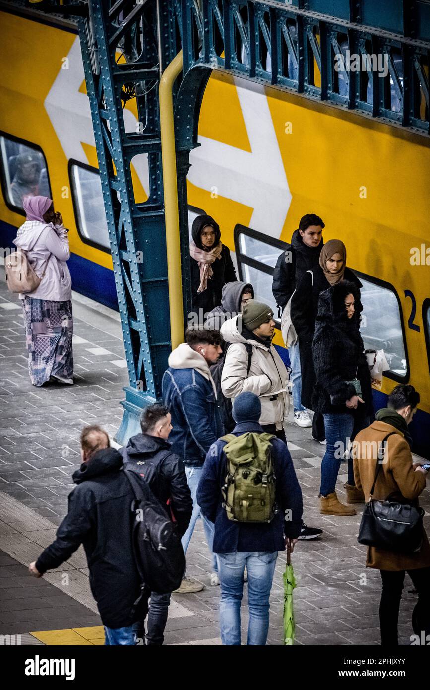 DEN BOSCH - Travelers at the station board the train in the direction of  Eindhoven. Train traffic between Den Bosch and Boxtel in North Brabant has  resumed after a week of no