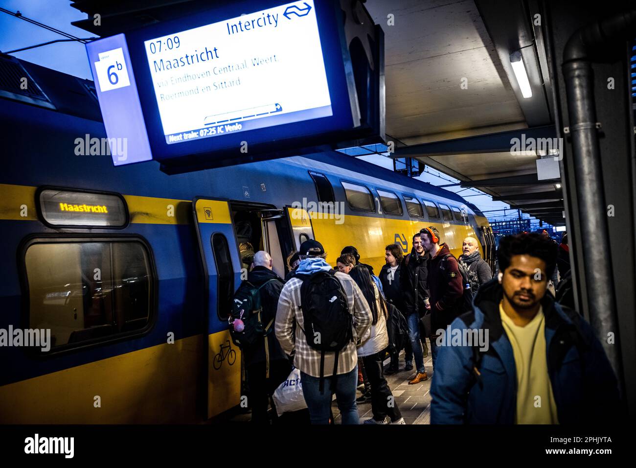 DEN BOSCH Travelers at the station board the train in the direction of Eindhoven. Train