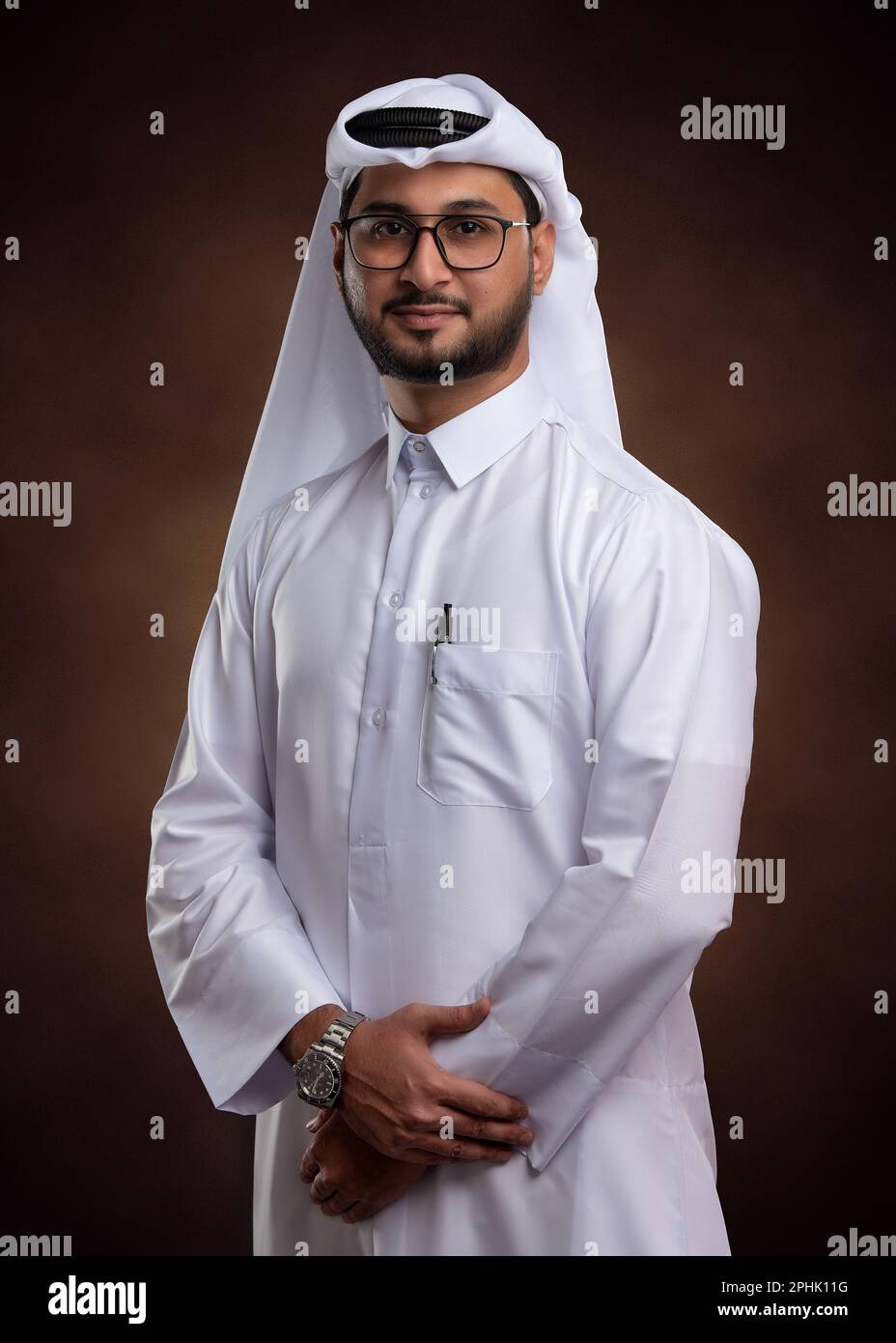 Qatari men in traditional dress hi-res stock photography and images - Alamy