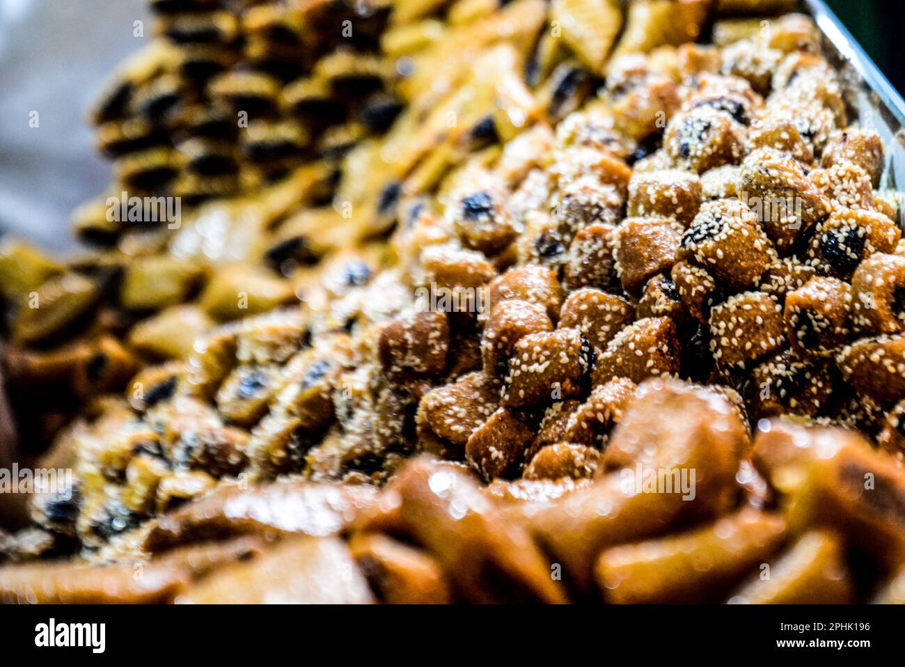 Tunis, Tunisia. 28th Mar, 2023. Tunis, Tunisia. 28 March 2023. Sweets and pastries at a souk of the Medina of Tunis during Ramadan. Certain Tunisian sweets are made only during the holy Muslim month, with sweets and pastries being part of the celebrations of Ramadan and Eid. (Credit Image: © Hasan Mrad/IMAGESLIVE via ZUMA Press Wire) EDITORIAL USAGE ONLY! Not for Commercial USAGE! Stock Photo