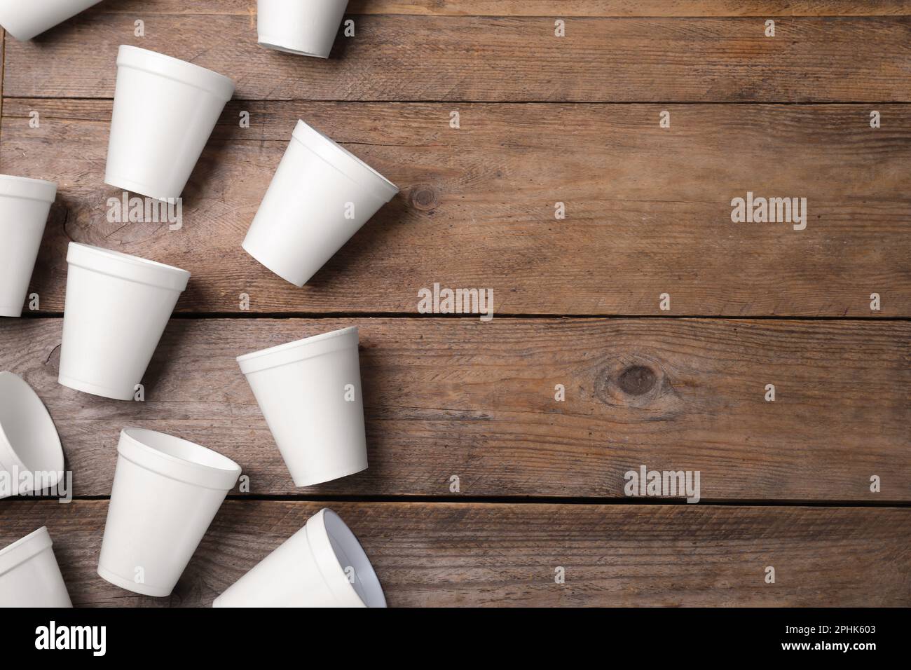 Styrofoam box for food on wooden table Stock Photo - Alamy