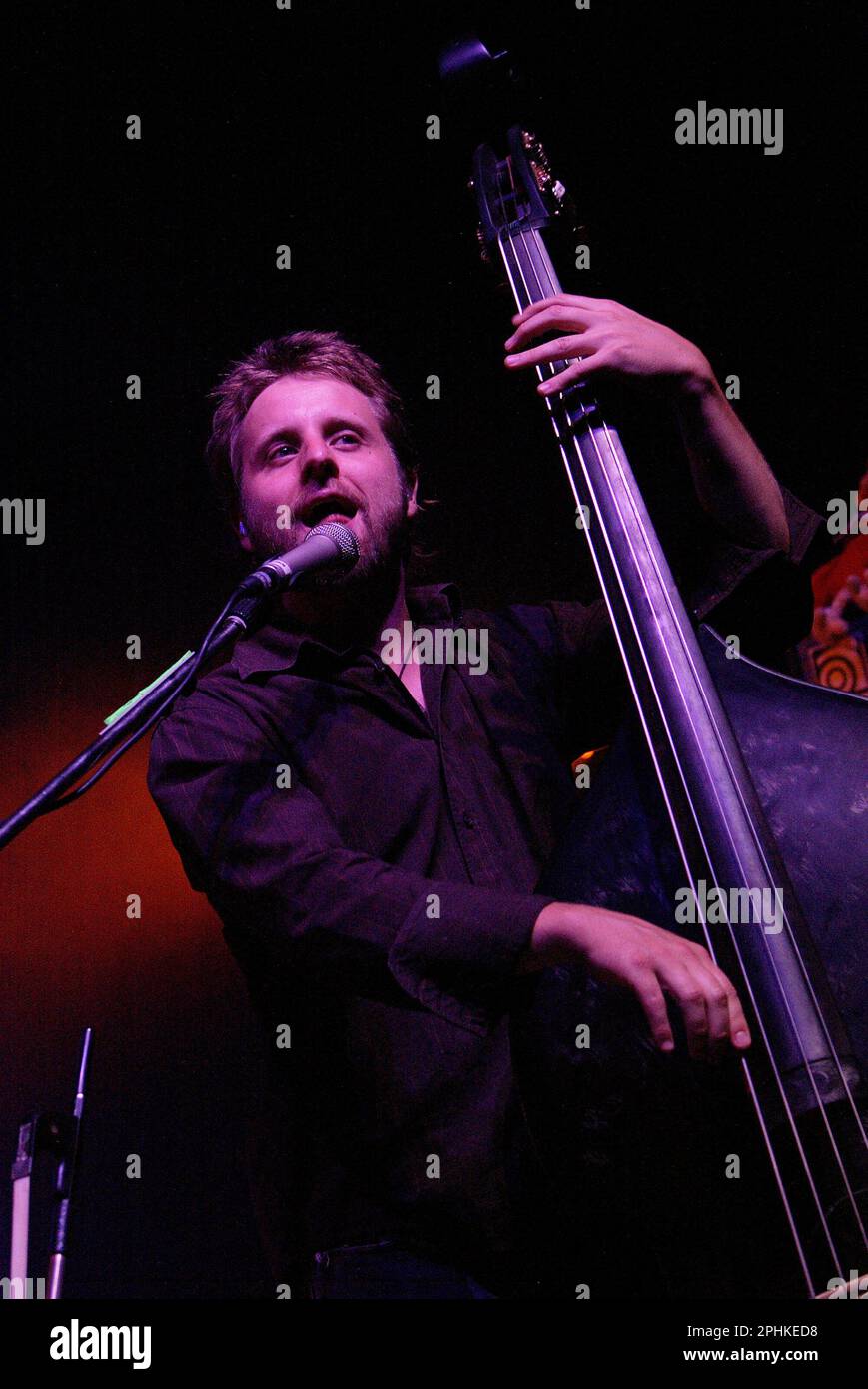 Shannon Birchall, bassplayer of the John Butler Trio, performing live on  the band's “Funky Tonight” tour. Enmore Theatre, 27.11.06. Sydney,  Australia Stock Photo - Alamy