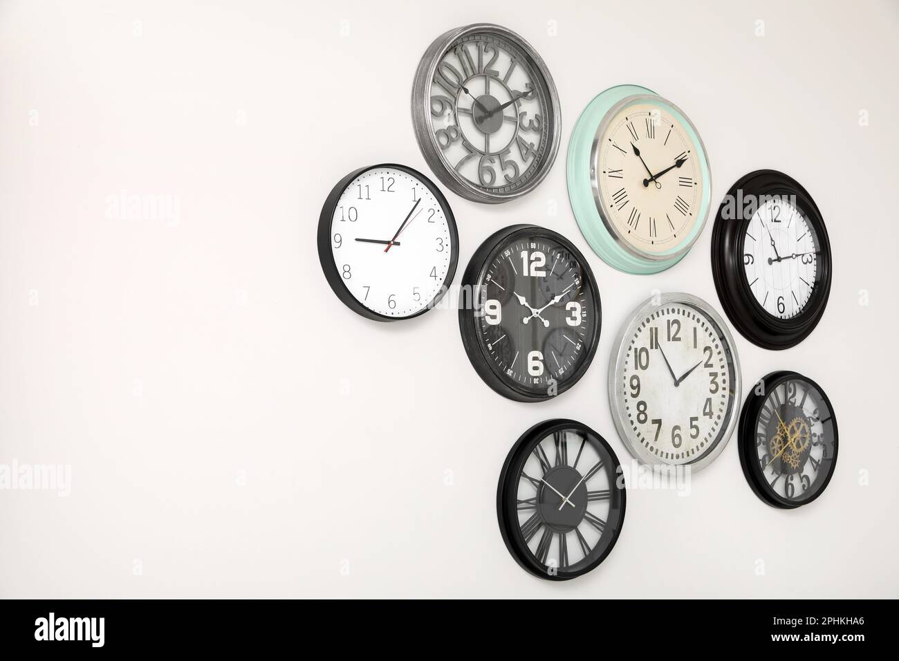 Clocks on wall broken hi-res stock photography and images - Alamy
