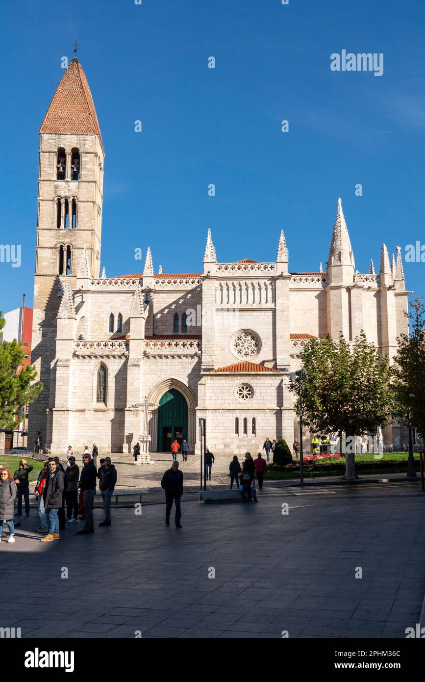 View of Santa María la Antigua Church. Gothic temple from the 14th century situated near the Cathedral of Valladolid in Plaza de Portugalate Square. Stock Photo