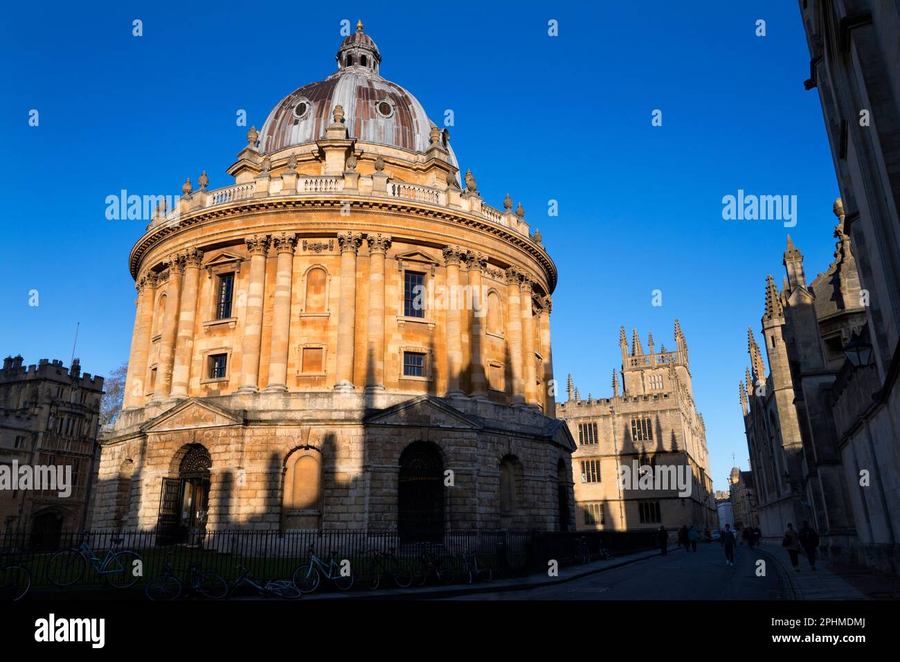 Radcliffe Square lies at the heart of historic Oxford. Centre-stage is  taken by the round Radcliffe Camera; this distinctive building of Oxford  Univer Stock Photo - Alamy