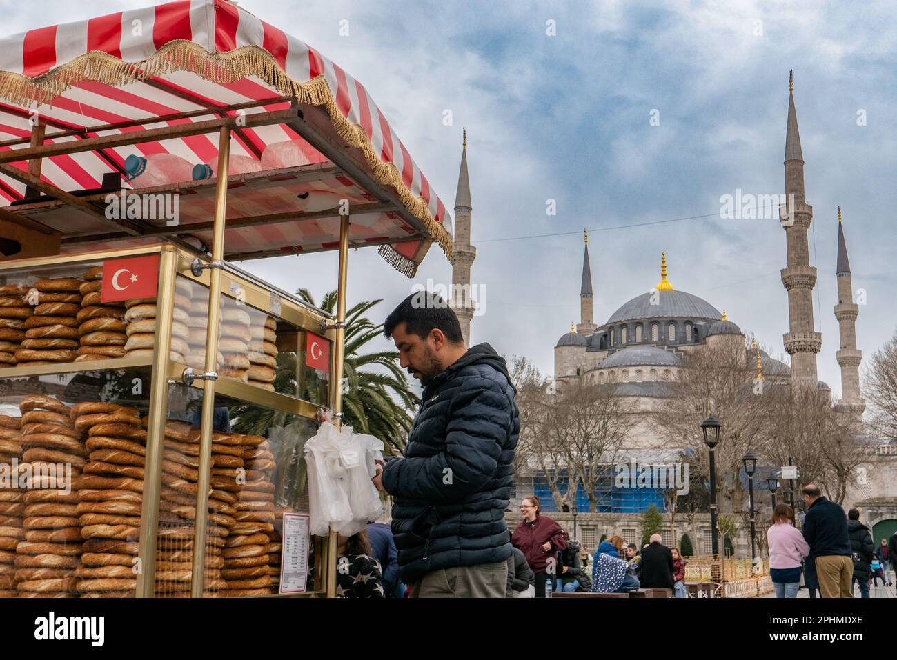 Traditional turkish flat bread for sale outside the Blue Mosque in Istanbul City Centre in Turkey on the 5th April, 2023. Credit: SMP News / Alamy Liv Stock Photo