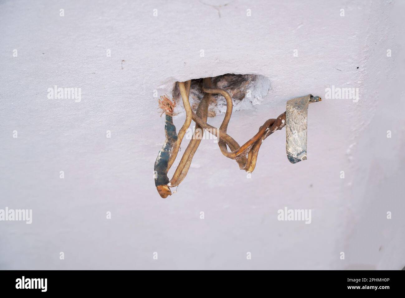 Open bad dangerous electrical wiring Stock Photo - Alamy