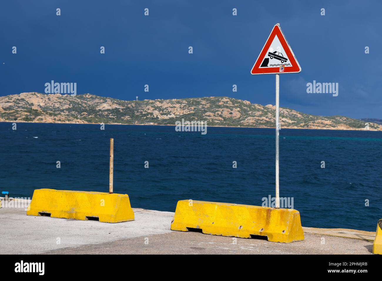 Warning triangle traffic sign of unprotected quayside and danger ...