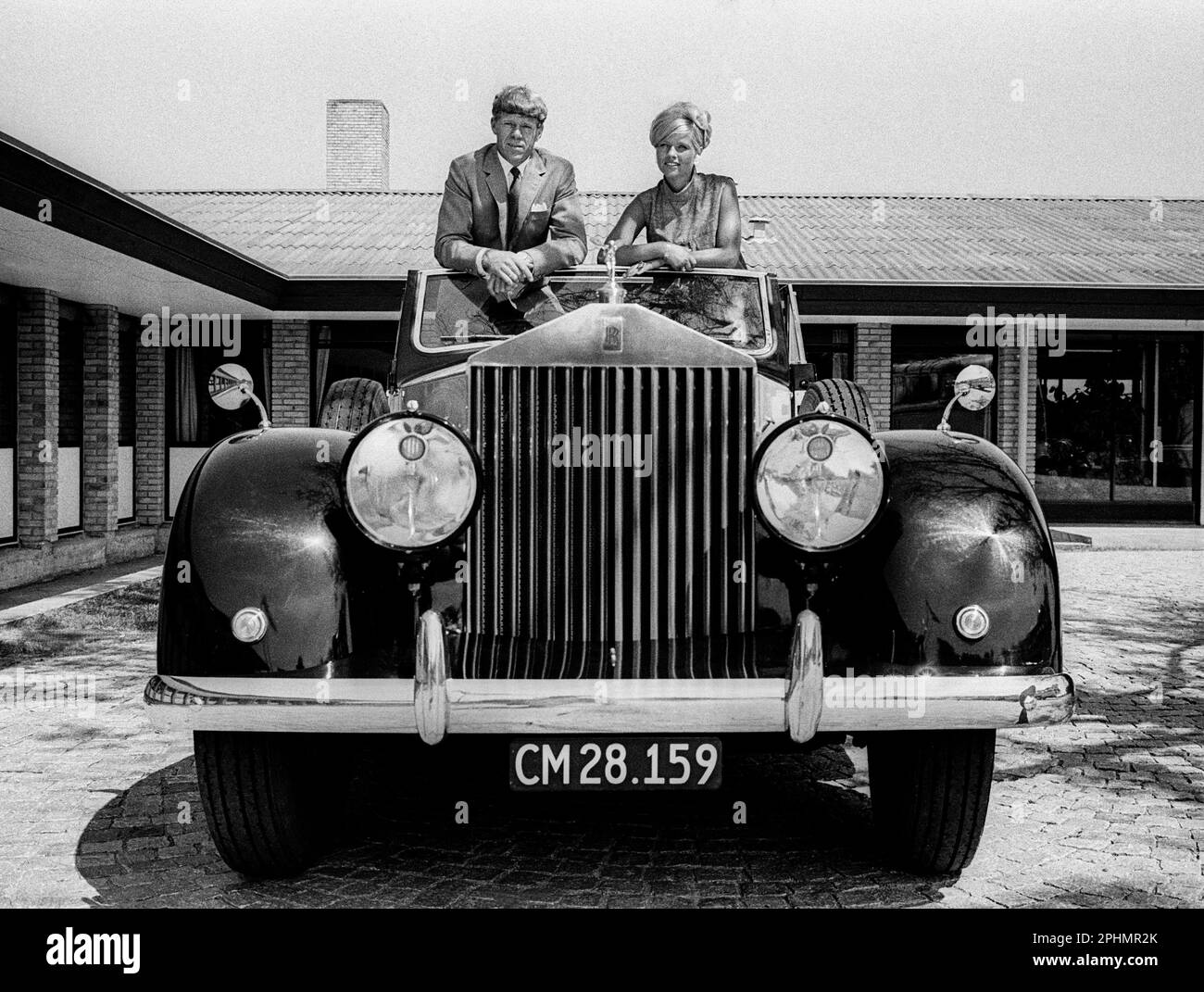 NIELS CHR.JÖRGENSEN Danish inventor and engineer who with theinvention Carmen curlers,simplified women´s haitstyles. with wife in the cars Stock Photo