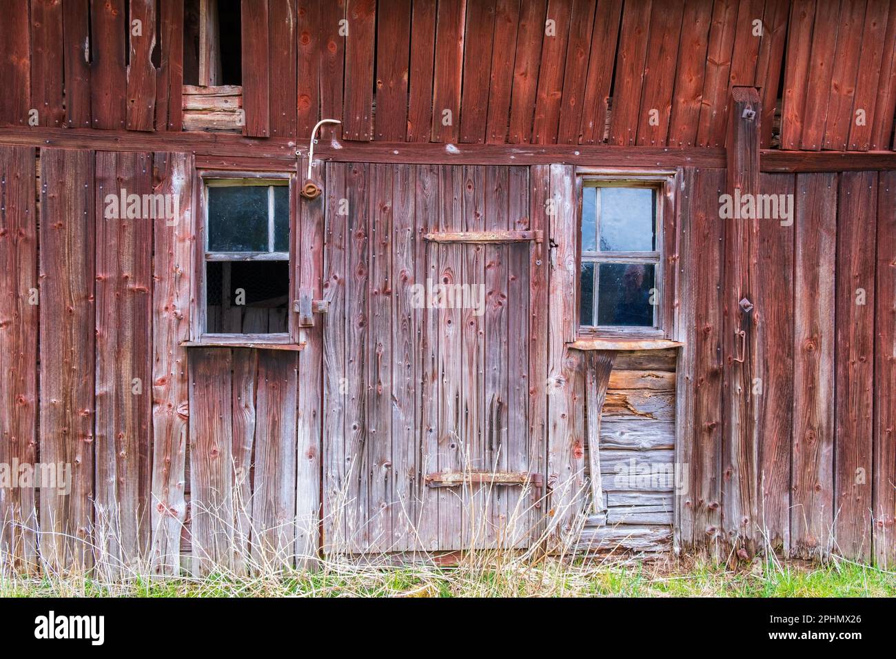 Old abandoned red barn in the countryside Stock Photo - Alamy