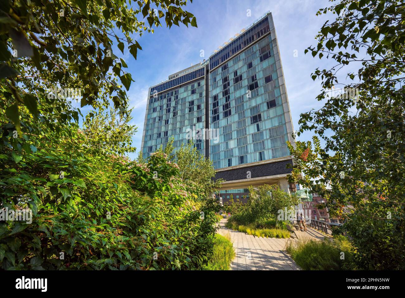 United States, New York City, Manhattan, Greenwich Village. The Highline aerial green-way in summer morning light with the Standard High Line Hotel. G Stock Photo