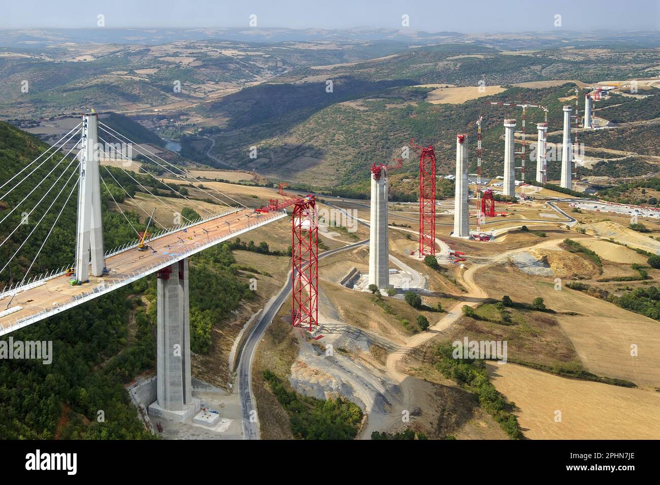 ARCHIVES JUNE 2003 - FRANCE. AVEYRON (12) LA CONSTRUCTION DU VIADUC DE MILLAU EN JUIN 2003. VUE GENERALE DU CHANTIER DU VIADUC: A RAISON DE 6 METRES P Stock Photo