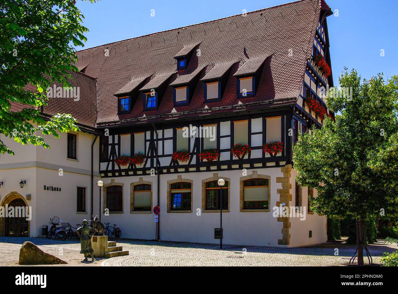 Das Rathaus auf dem Marktplatz von Dettingen an der Erms, Baden
