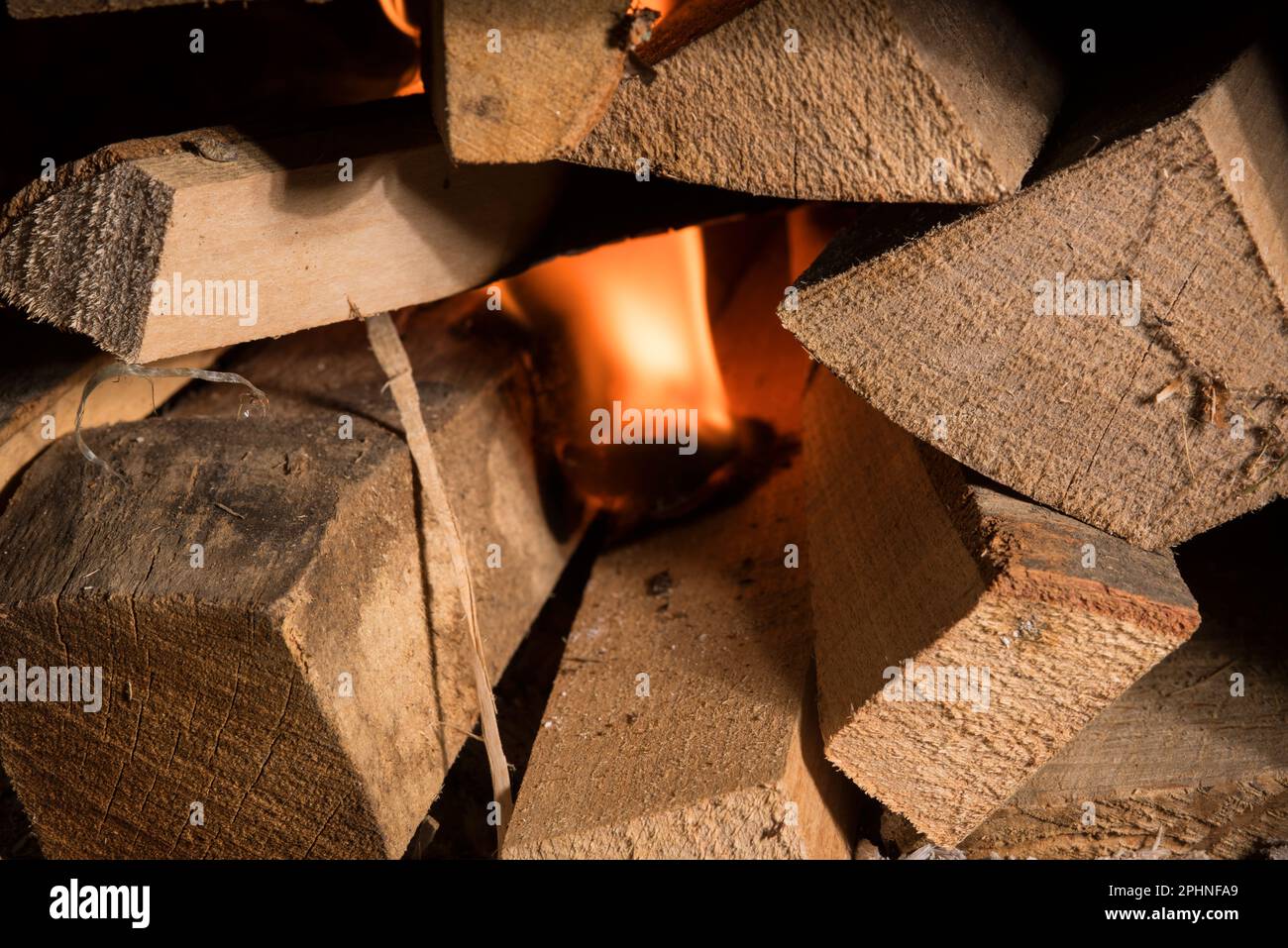 la legna che arde in una stufa in montagna Stock Photo