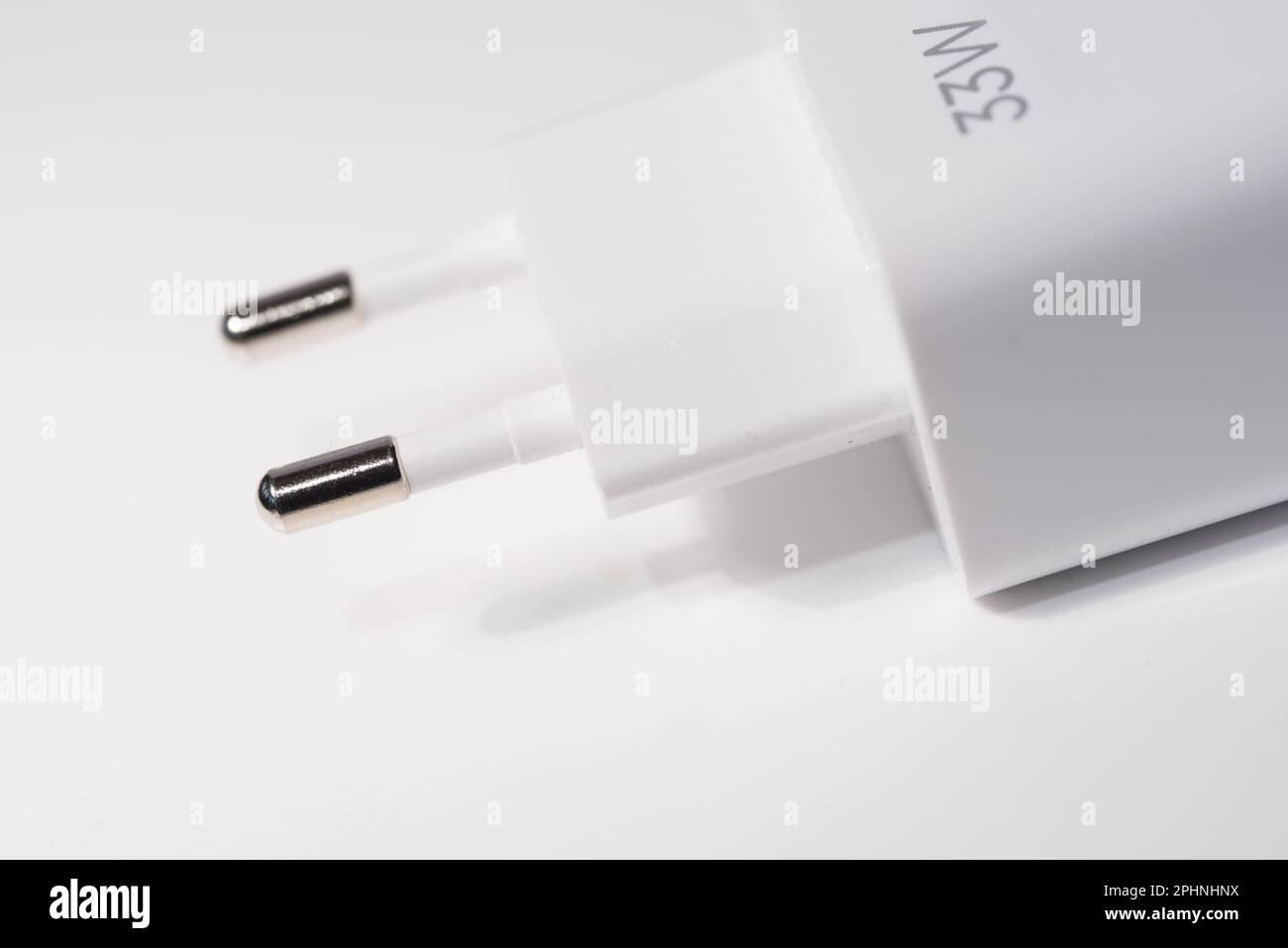 un carica batterie per smartphone moderni di colore bianco con usb-c Stock Photo
