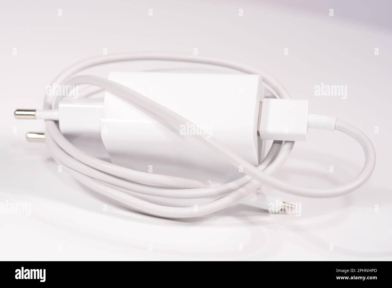 un carica batterie per smartphone moderni di colore bianco con usb-c Stock Photo