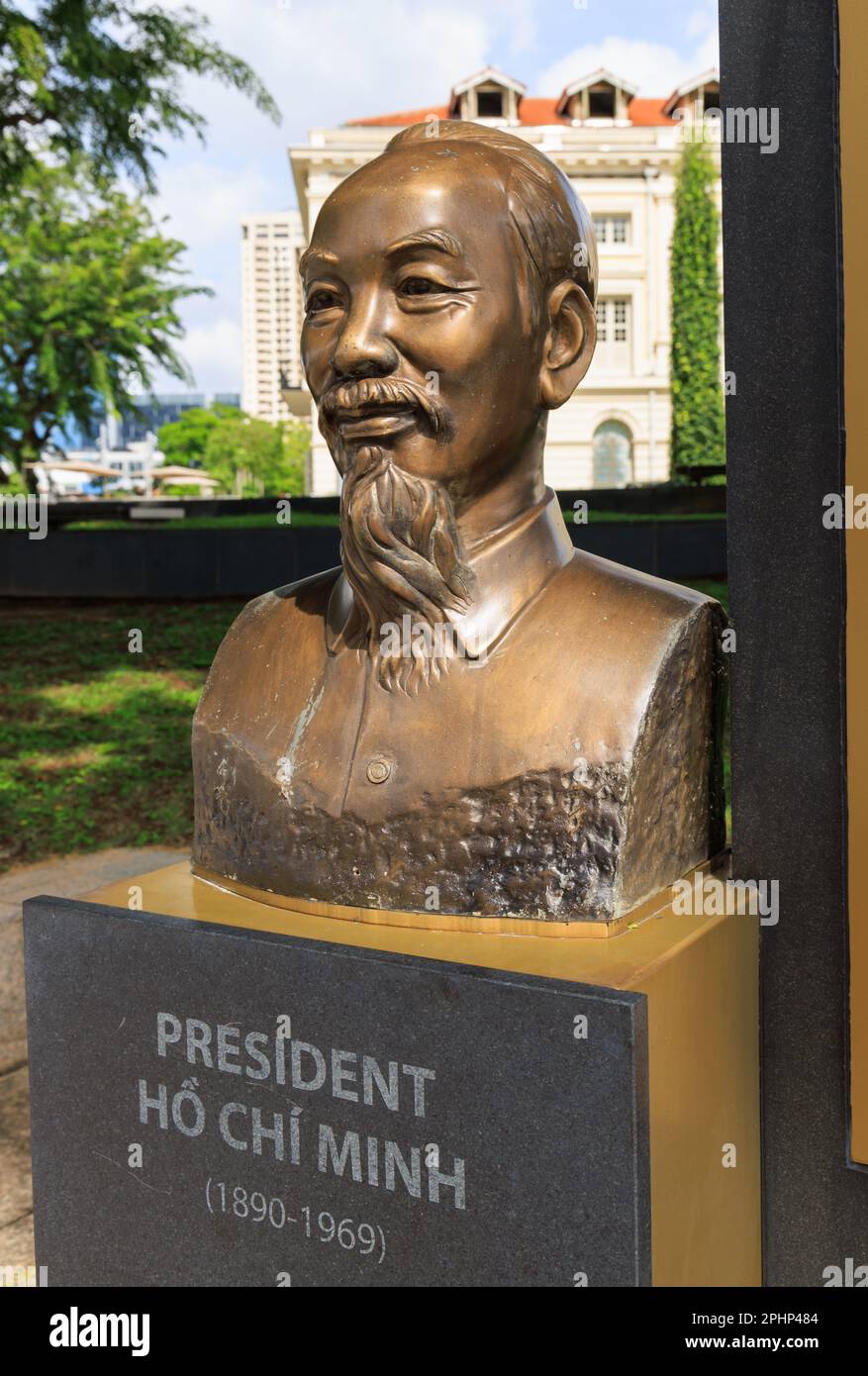 Bronze bust of Vietnamese president Hồ Chí Minh (1890-1969), outside the Asian Civilisations Museum, Singapore Stock Photo
