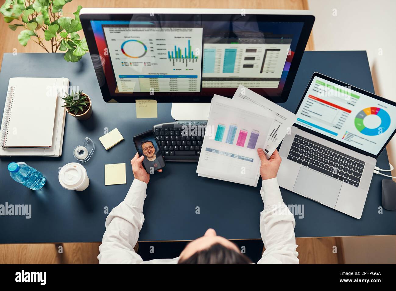 Using Conversation Graphs Conversation on a video call hi-res stock photography and images - Alamy