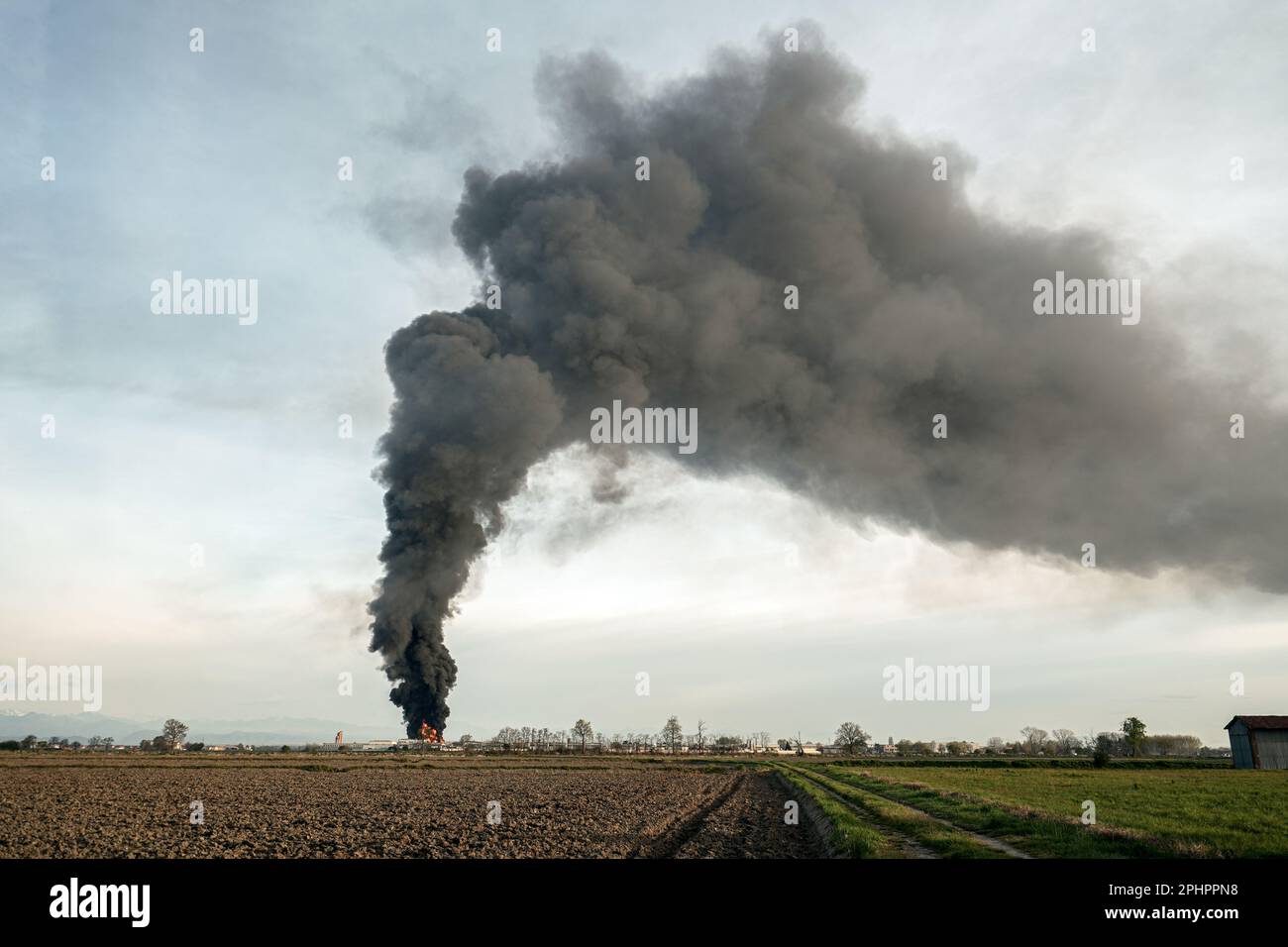 Chemical solvent plant burns down with a black column of toxic smoke