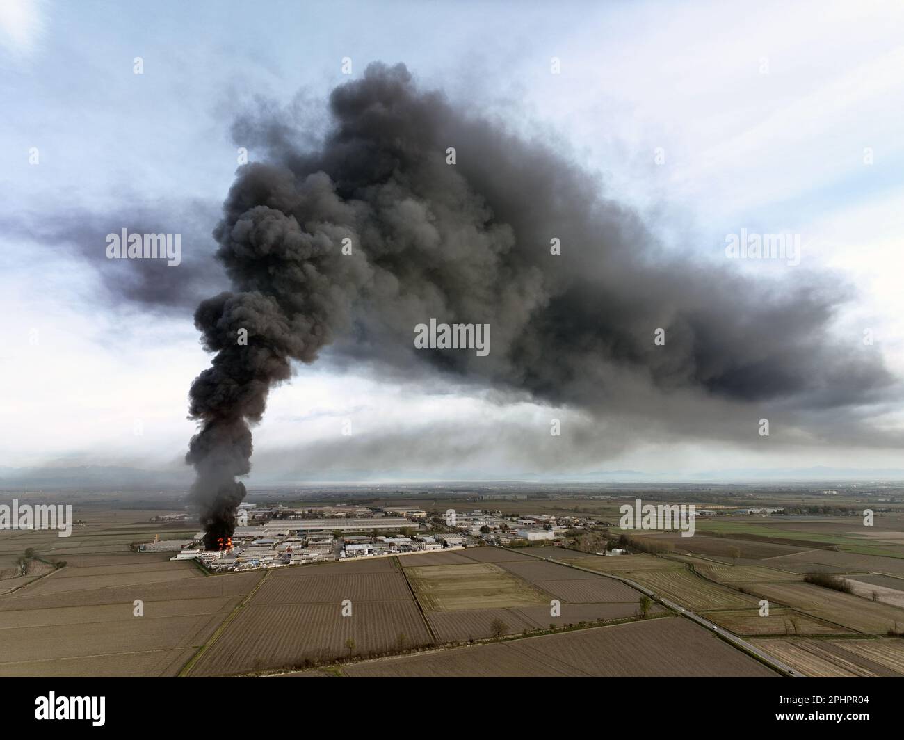 Chemical solvent plant burns down with a black column of toxic smoke