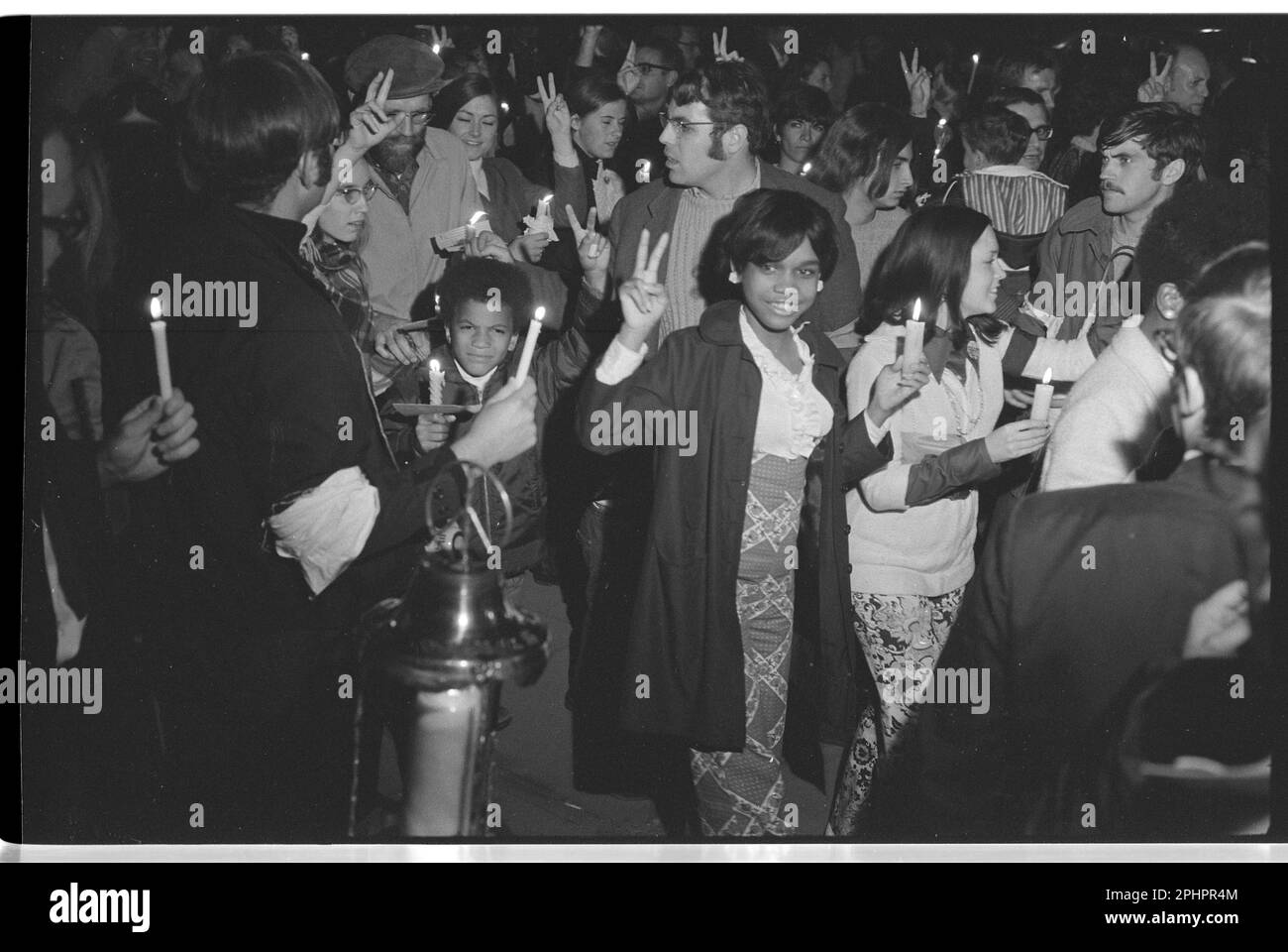 Crowd of people flashing Peace signs and holding candles, including African Americans, at a march at night to the White House, led by Coretta Scott King as part of the Moratorium to End the War in Vietnam, Washington, DC, October 15, 1969. Photo by Warren K Leffler/US News and World Report Magazine Collection) Stock Photo