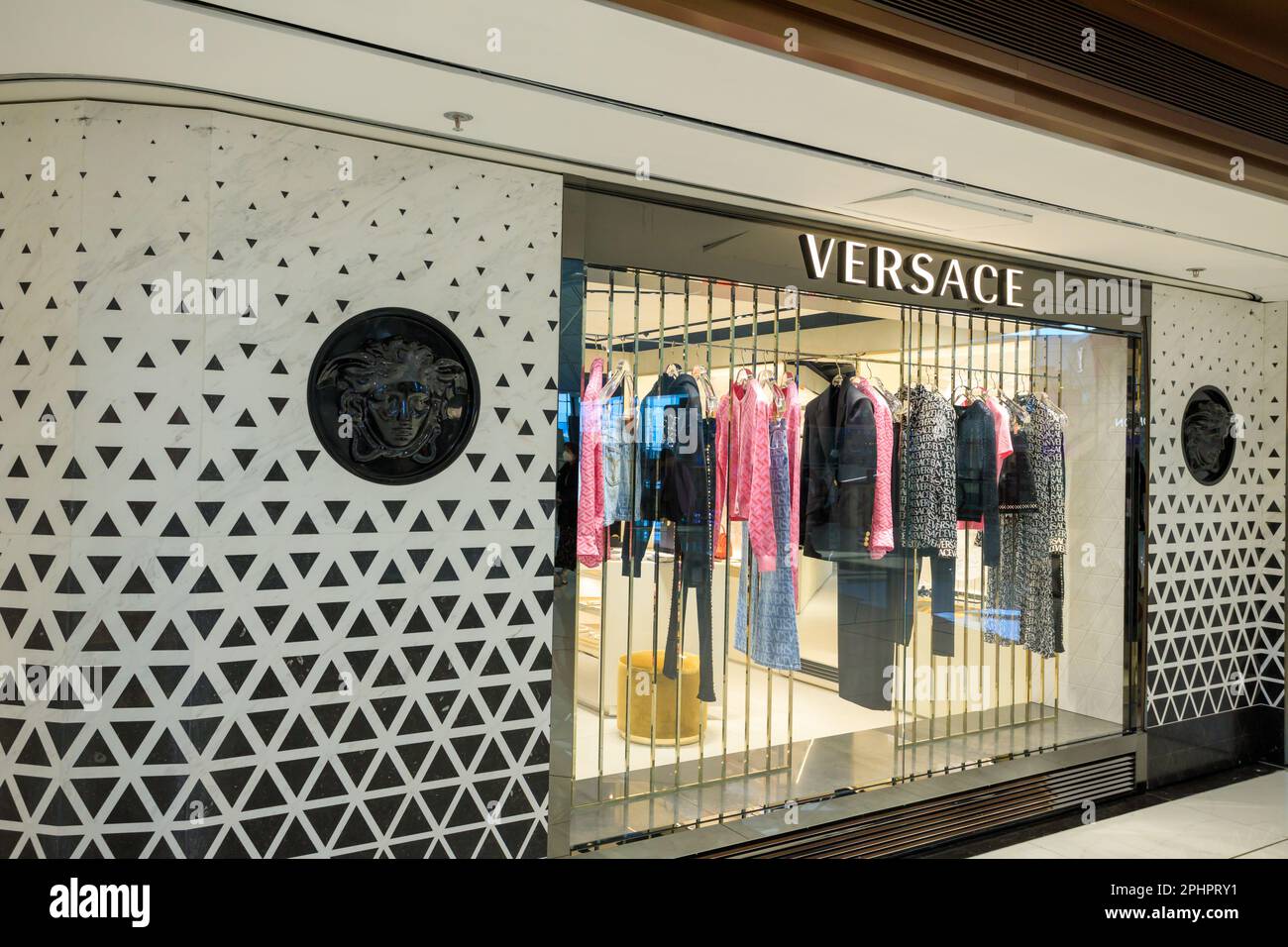 Versace outlet hi-res stock photography and images - Alamy