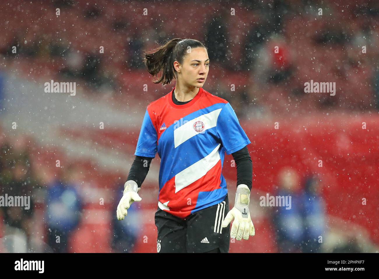 Emirates Stadium, London, UK. 29th Mar, 2023. Womens Champions League Quarter Final Football, Arsenal versus Bayern Munich; goalkeeper Maria Luisa Grohs of Bayern Munich warms up ahead of kick-off. Credit: Action Plus Sports/Alamy Live News Stock Photo