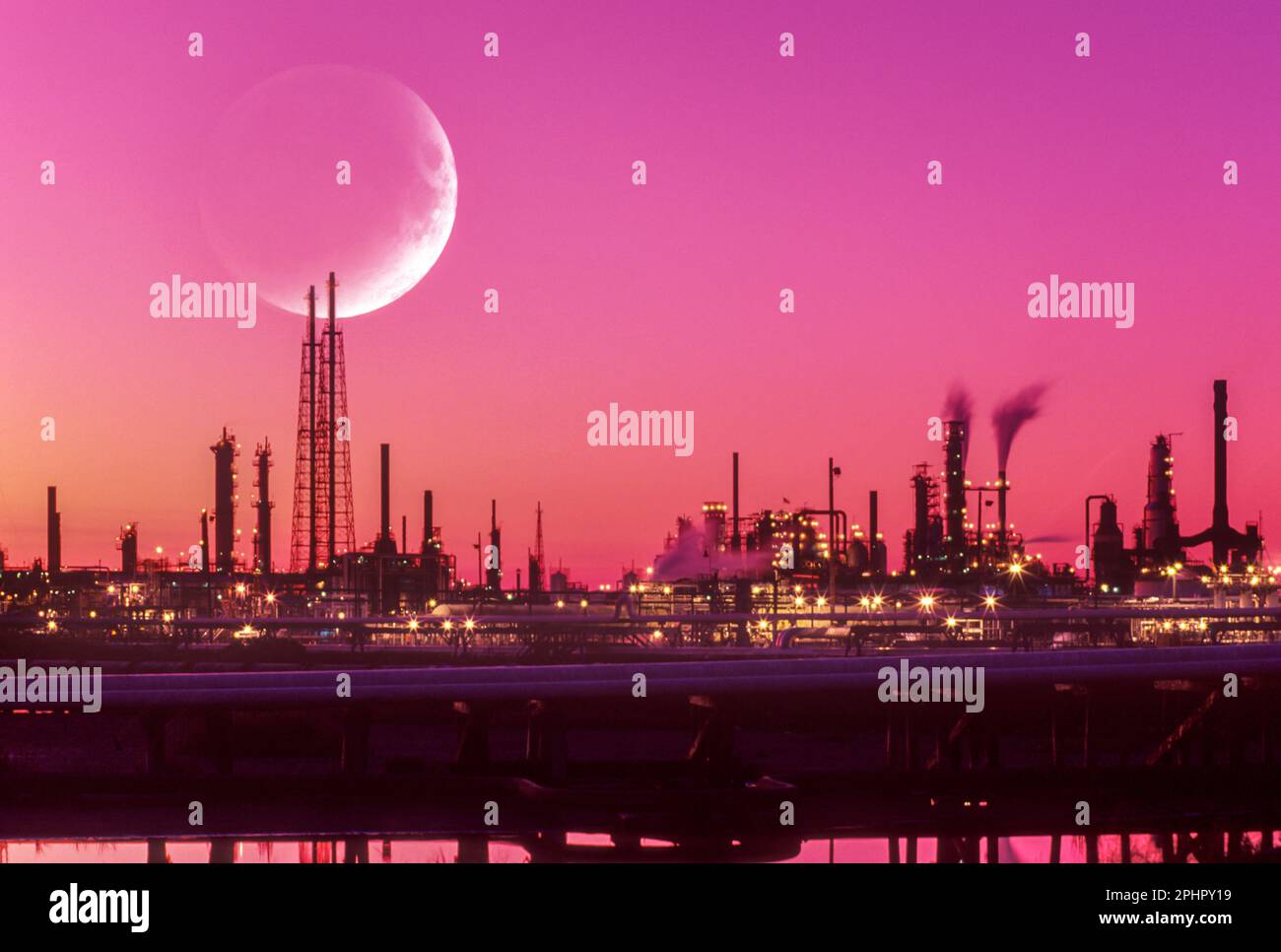 CRACKING TOWERS AND STORAGE TANKS OIL REFINERY Stock Photo