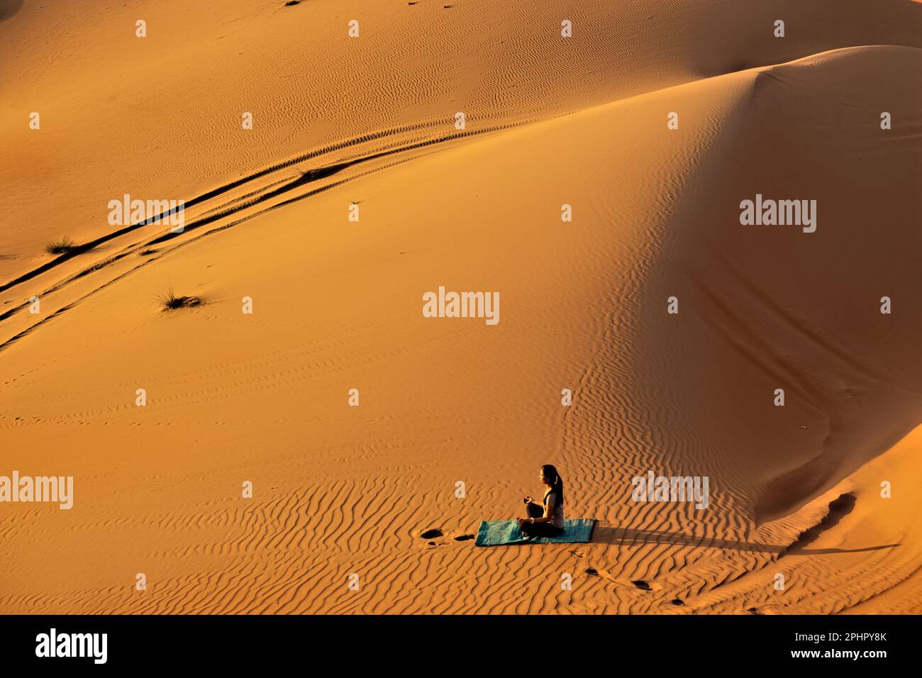 Desert solitude, Wahiba Sands, Ash Sharqiyah, Oman Stock Photo