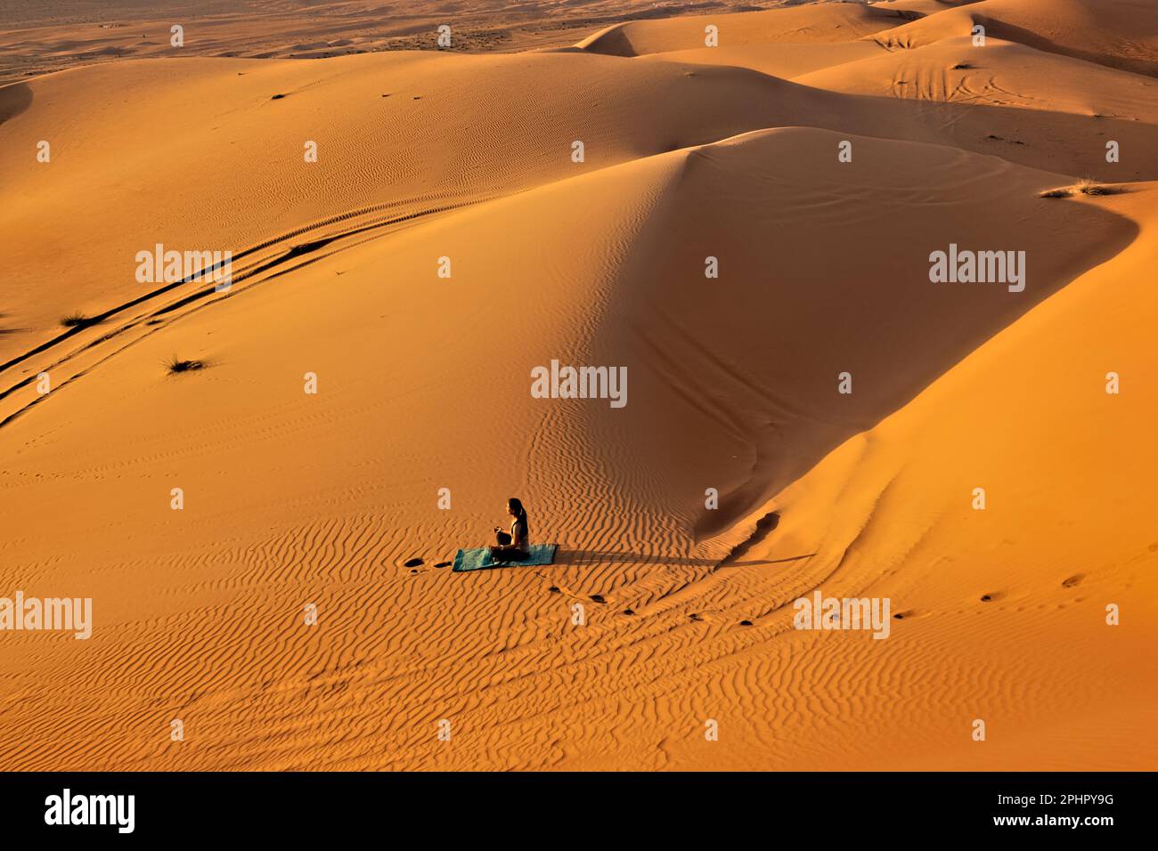 Desert solitude, Wahiba Sands, Ash Sharqiyah, Oman Stock Photo