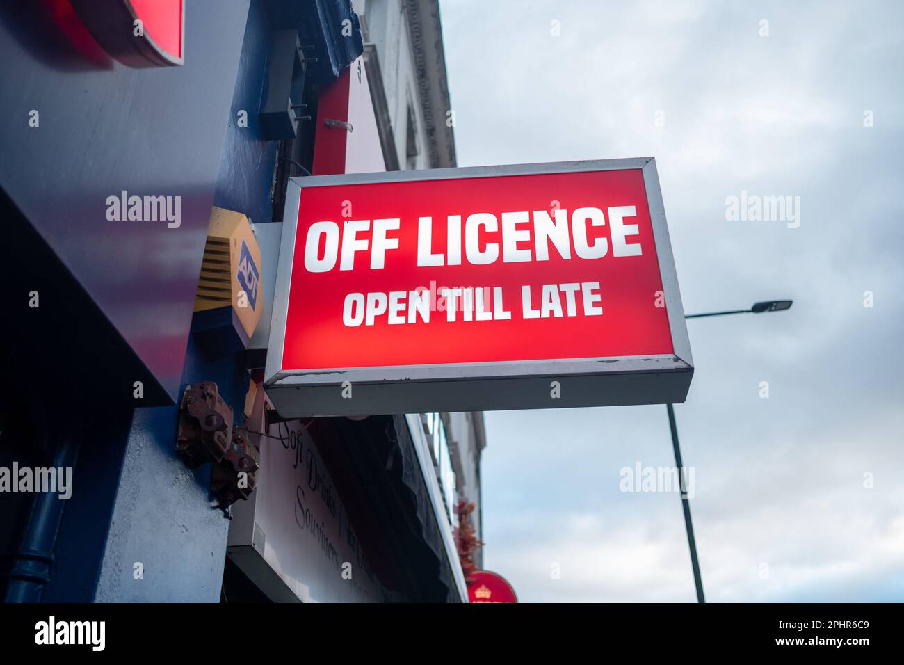 Off Licence high street shop sign Stock Photo