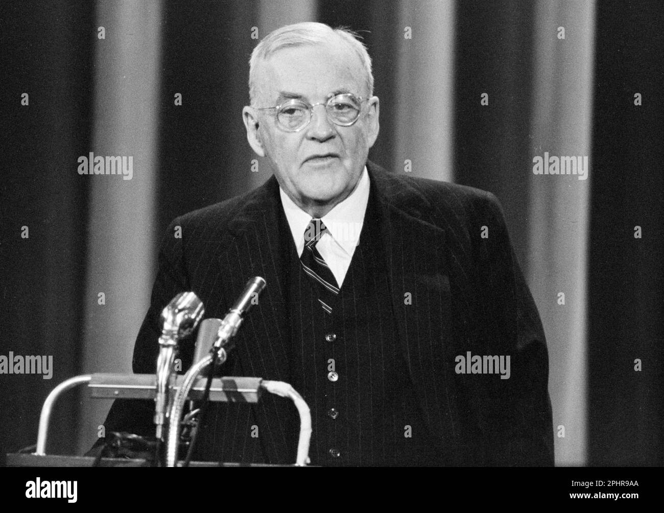 John Dulles, John Foster Dulles (1888 – 1959) American diplomat and Republican Party politician. Secretary of State John Foster Dulles at a press conference Stock Photo