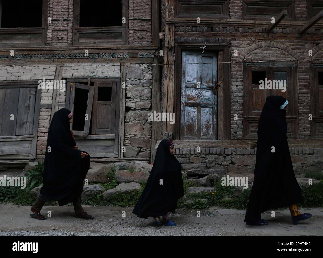 Srinagar Kashmir, India: March 29, 2023,  Kashmiri Muslim girls walk after    the  recitation classes of the holy Quran during the fasting month of Ramadan in Srinaga.r on March 29, 2023 in Srinagar Kashmir, India. (Photo By Firdous Nazir/ Eyepix Group). Stock Photo