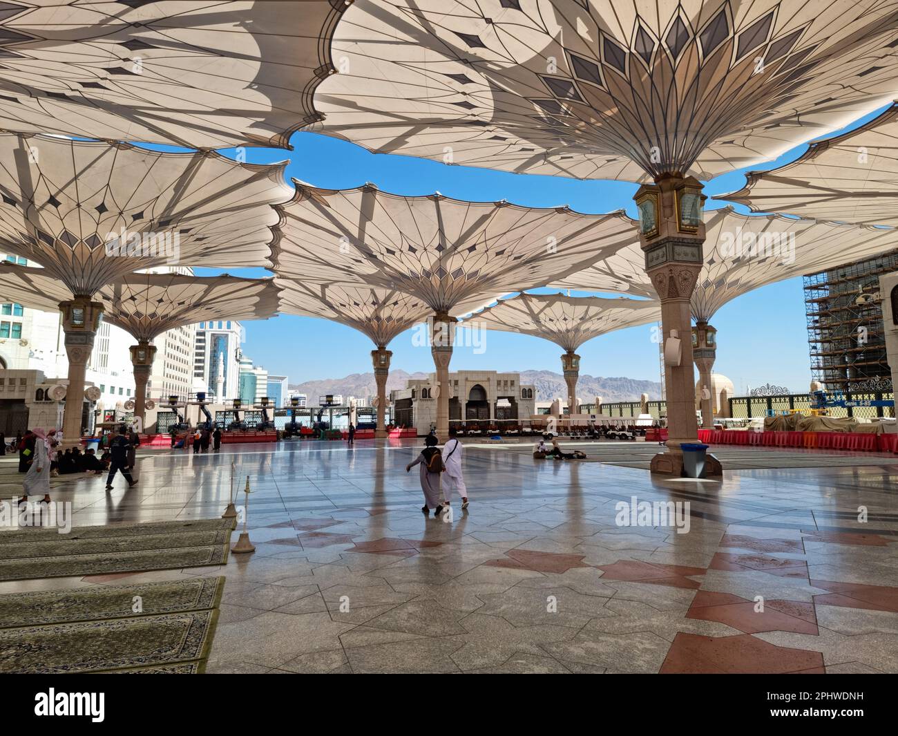 Madinah, Saudi Arabia - February 25, 2023: Muslim pilgrims visiting the beautiful An-Nabawi Mosque, the Prophet mosque which has great architecture du Stock Photo