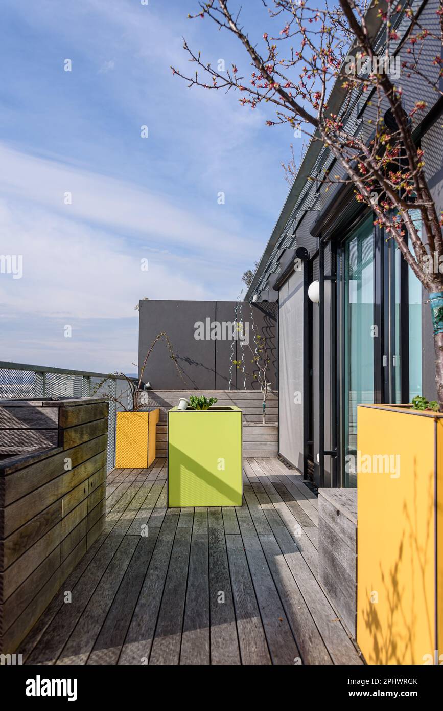 Colourfully designed roof terrace in Vienna with yellow and green