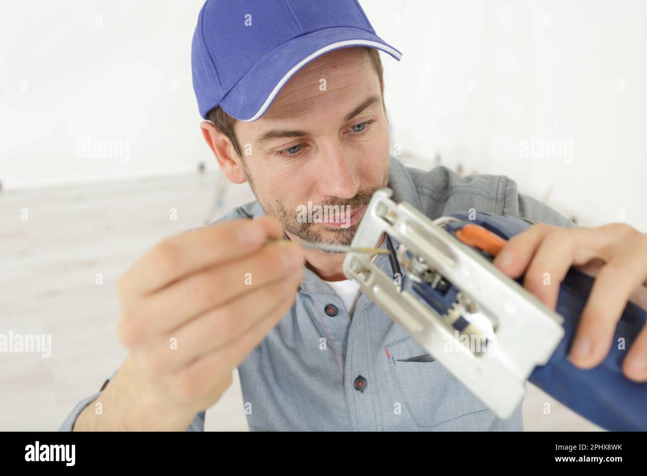 carpenter replacing a rotary cutters blade Stock Photo - Alamy