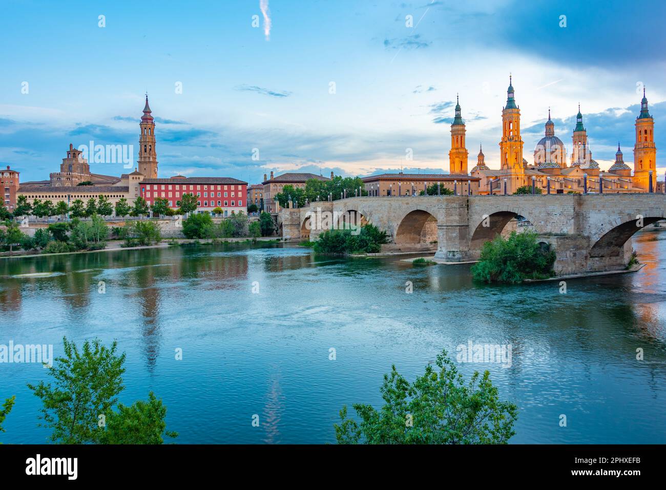night-view-of-the-basilica-de-nuestra-senora-de-pilar-catedral-del