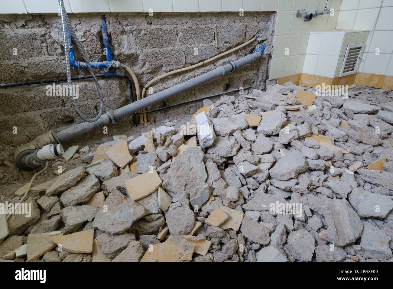 Construction waste at the bathroom Stock Photo Alamy