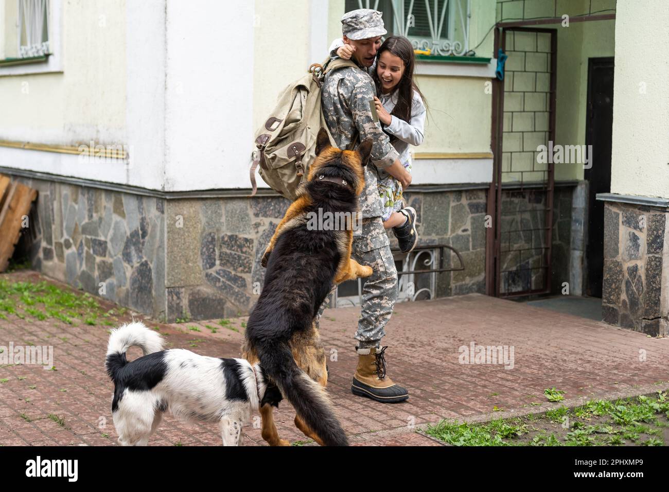 Bronze sculpture military dog hi-res stock photography and images - Alamy