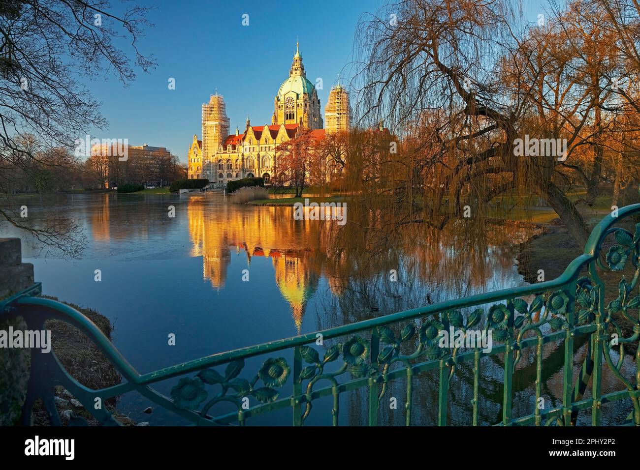New townhall with Maschpark bridge and Masch pond, Germany, Lower Saxony, Hanover Stock Photo