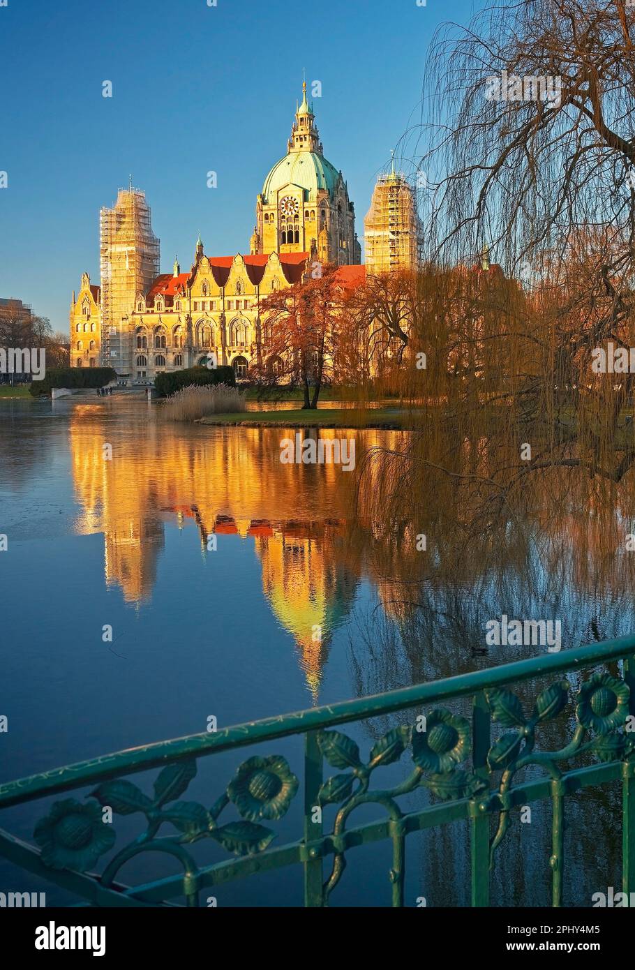 New townhall with Maschpark bridge and Masch pond, Germany, Lower Saxony, Hanover Stock Photo