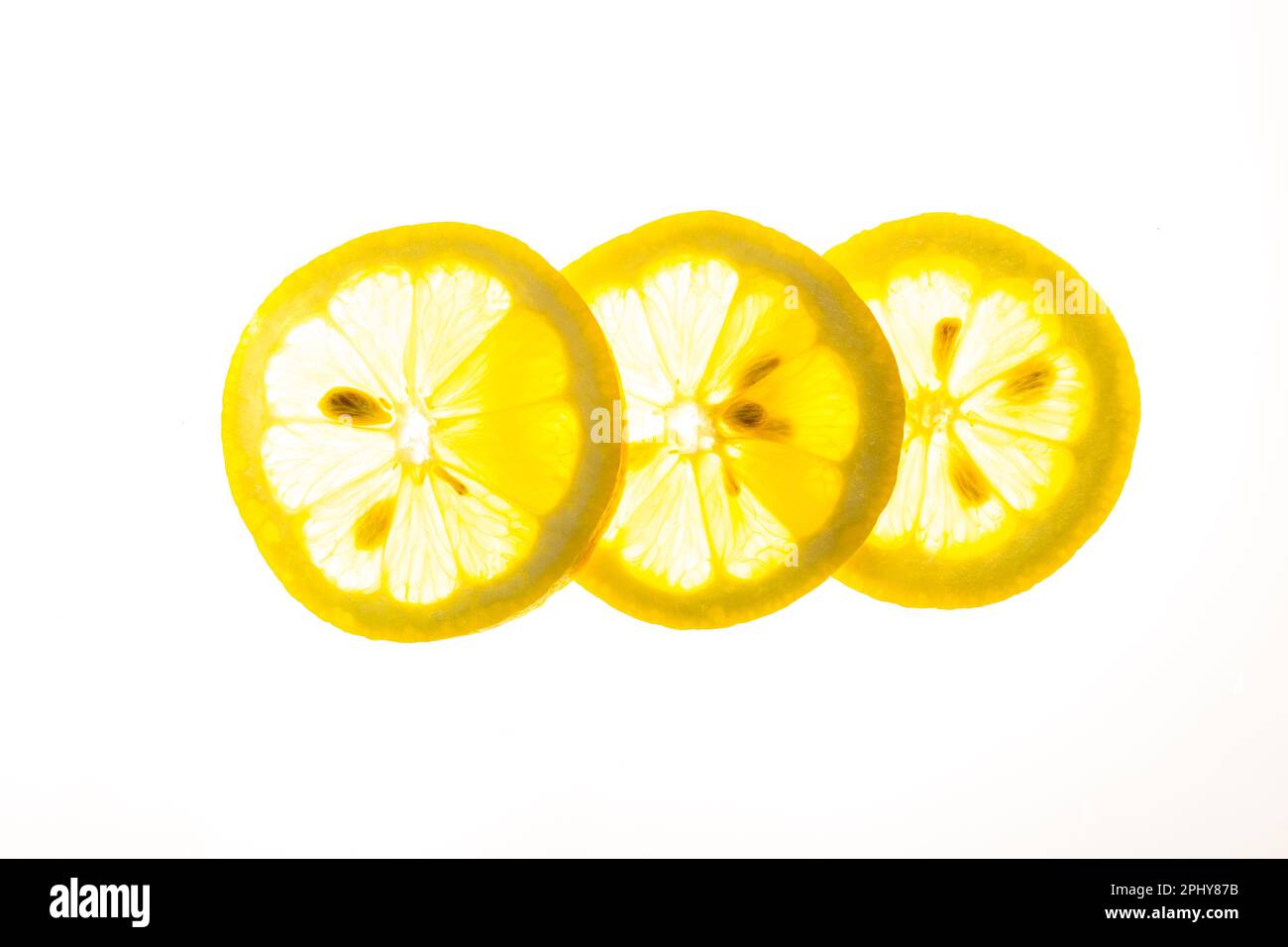 Essen und Trinken -lebenswichtige gesunde vitaminreiche bunte Nahrungsmittel Obst und Gemüse geschnitten vor hellem weissen Hintergrund freigestellt Stock Photo