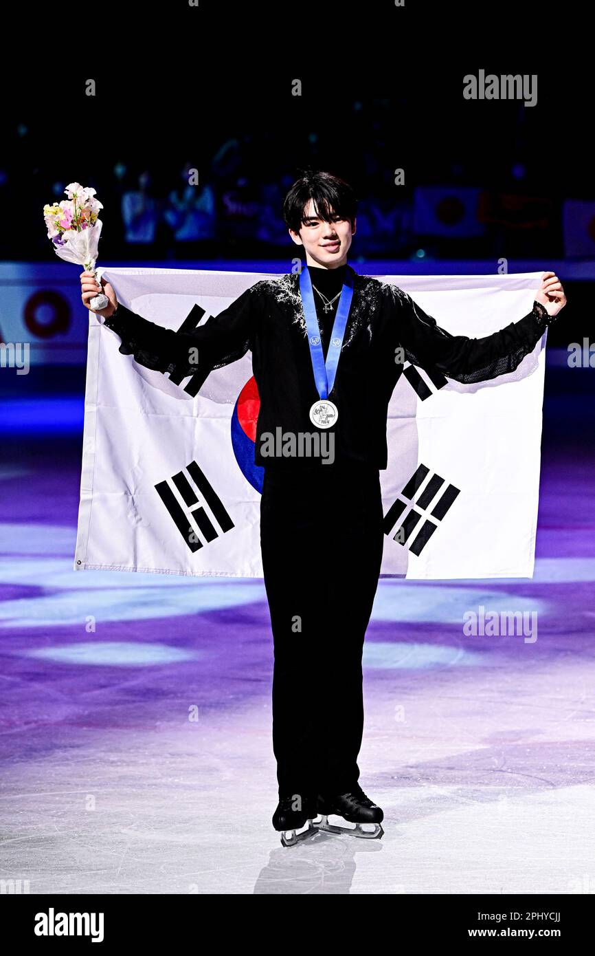 Men Awards Junhwan CHA (KOR), second place, during Victory Ceremony at