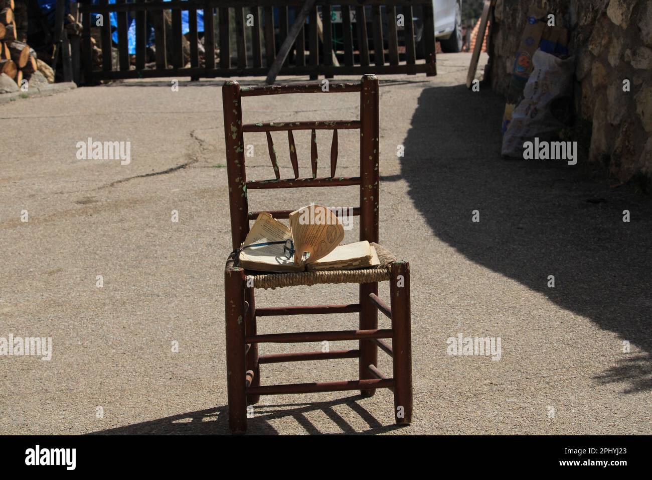 La soledad de una silla rota Stock Photo