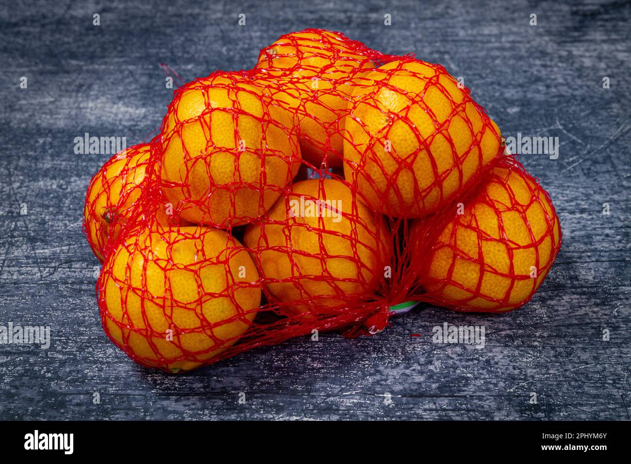 bunch of satsumas in a net Stock Photo Alamy