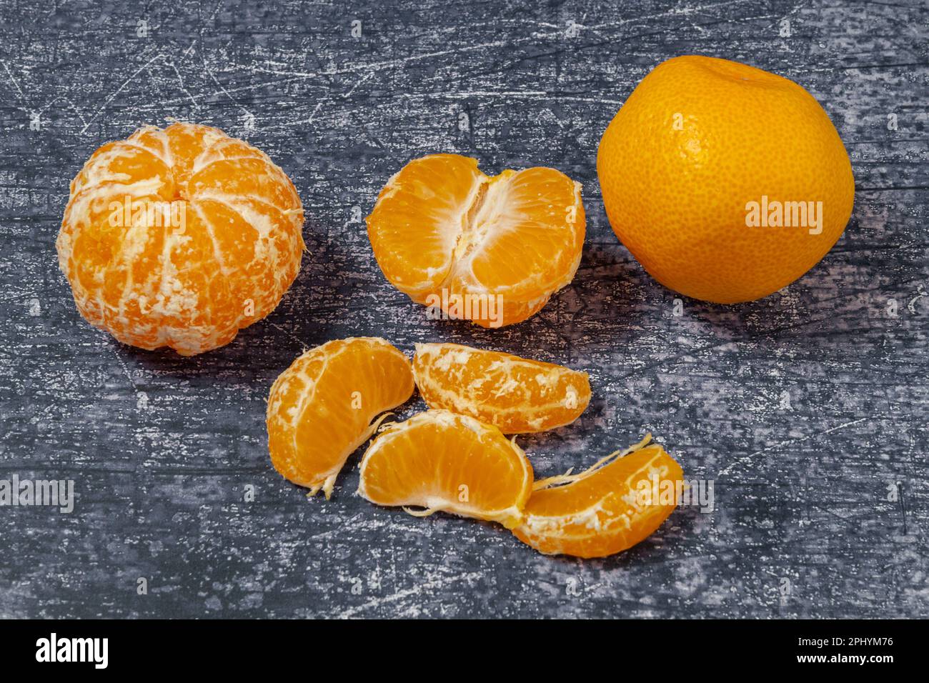 Satsumas, whole and peeled Stock Photo Alamy