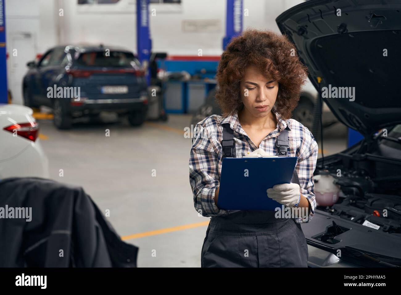 Mechanic uses lift machine hi-res stock photography and images - Alamy