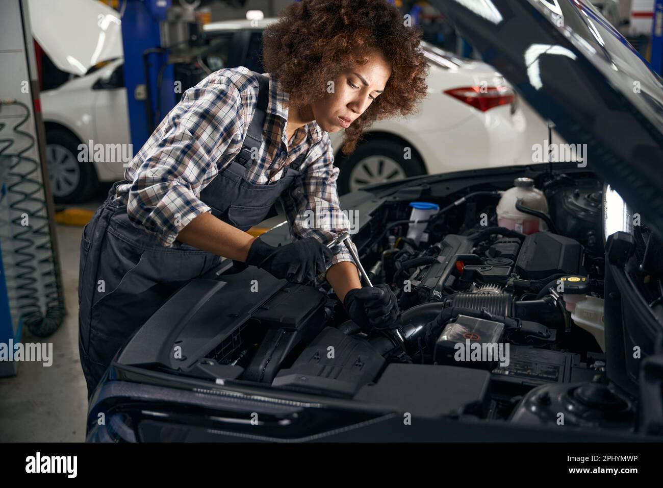 Master repairs engine in car hi-res stock photography and images - Alamy