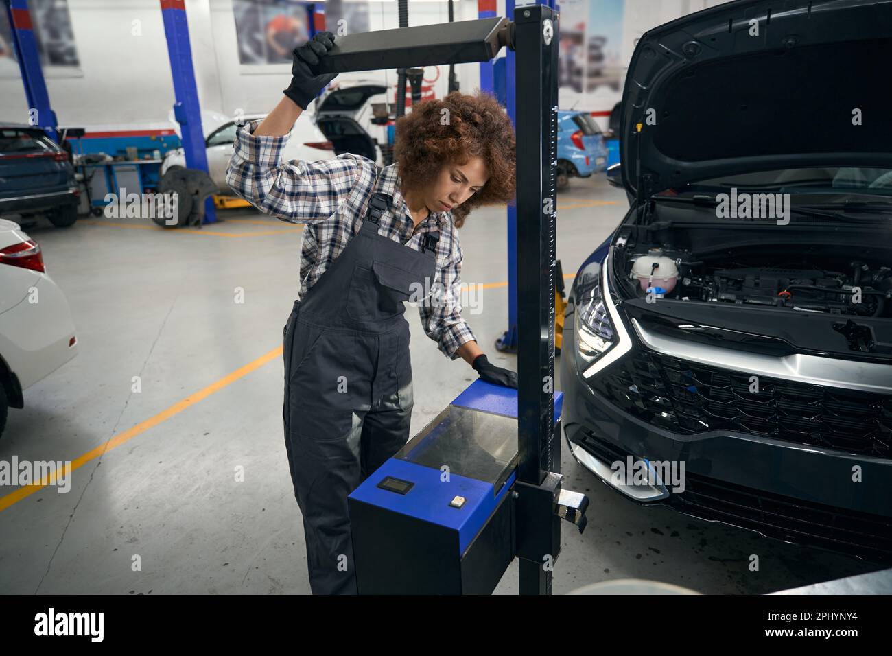 Mechanic uses lift machine hi-res stock photography and images - Alamy
